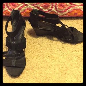 Black mini wedge